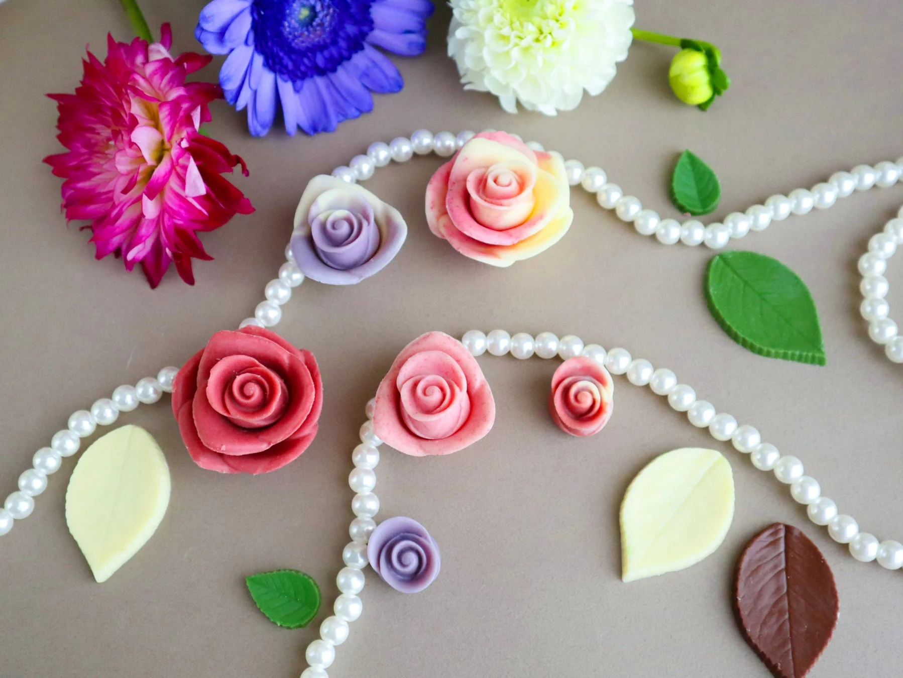 バラのチョコレートと花