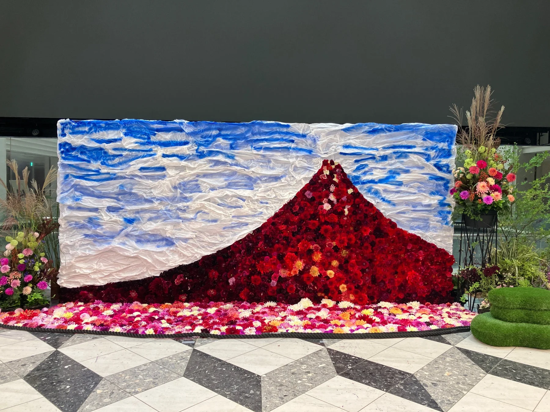 赤い花で富士山を模したフラワーアート