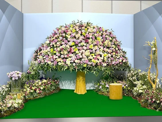 色とりどりの小花が満開の大きな木の形をしたフラワーアレンジメント