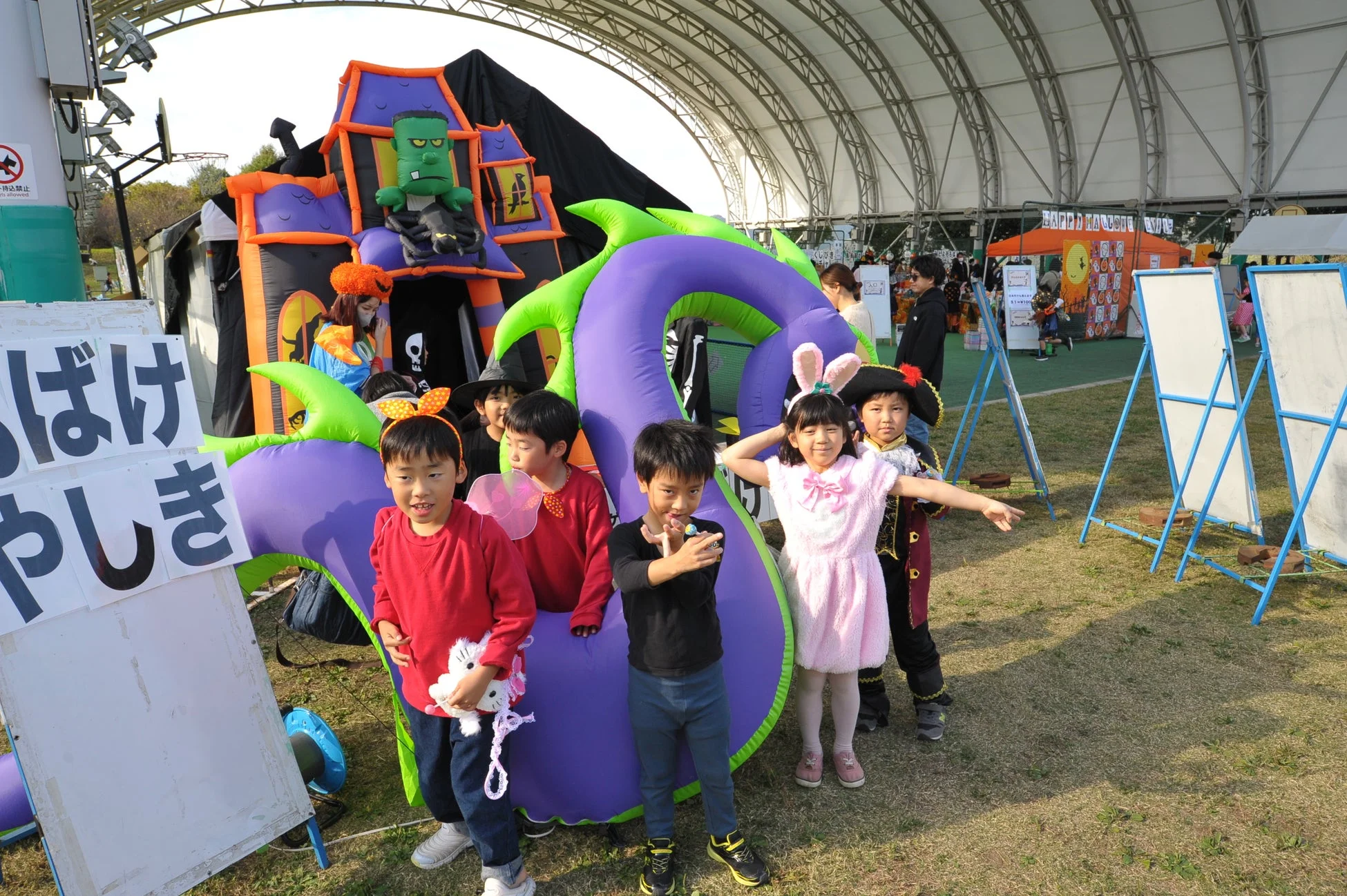 ハロウィンイベントで仮装した子供たち
