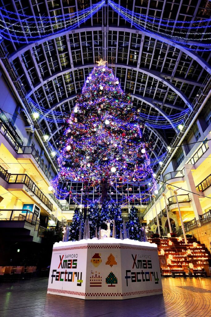「サッポロ クリスマスファクトリー ジャンボクリスマスツリー点灯式2026」開催！高さ約15mの巨大ツリーが、幻想的な光に包まれる特別な夜