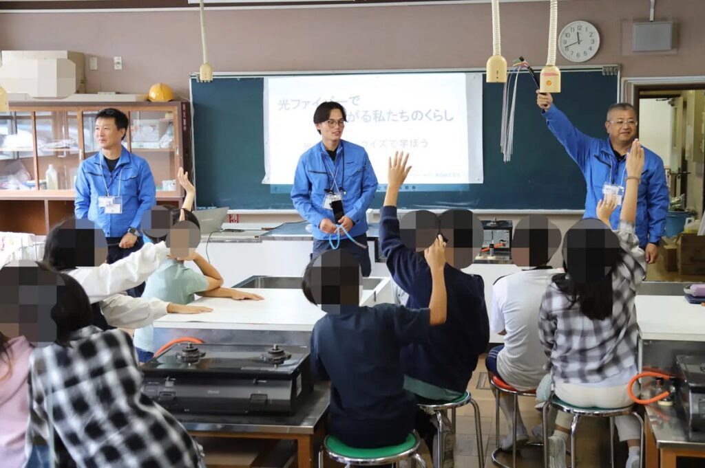 【住まいのおたすけ隊】『神奈川電設』茅ヶ崎市立梅田小学校にて「地域のお仕事ガイドブックDX」を活用した出張授業を開催!小学5年生150名が「光ファイバー」の秘密と接続実演に大興奮