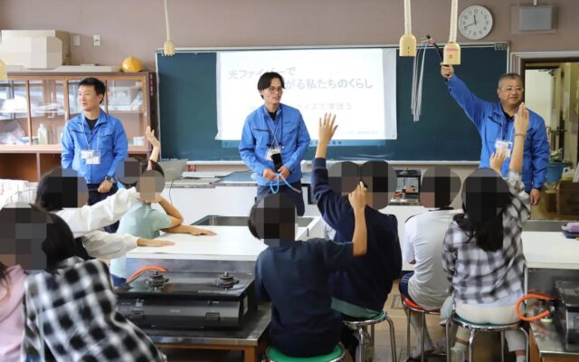 【住まいのおたすけ隊】『神奈川電設』茅ヶ崎市立梅田小学校にて「地域のお仕事ガイドブックDX」を活用した出張授業を開催！小学5年生150名が「光ファイバー」の秘密と接続実演に大興奮