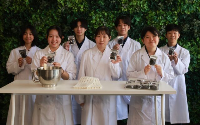 千代田高等学校の高校生が、抽出後のコーヒー粉（コーヒーグラウンズ）の活用を研究、開発段階の「Chiyoda Grounds」（除草剤）を文化祭で限定販売