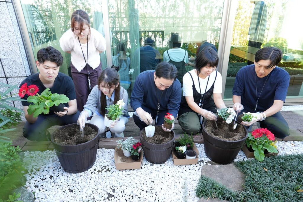 社員と経営層が花を植え、絆を育む社内交流企画「トーシンガーデンプロジェクト」を初開催〜花言葉にMVVを重ねた発信〜