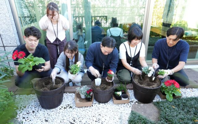 社員と経営層が花を植え、絆を育む社内交流企画「トーシンガーデンプロジェクト」を初開催〜花言葉にMVVを重ねた発信〜