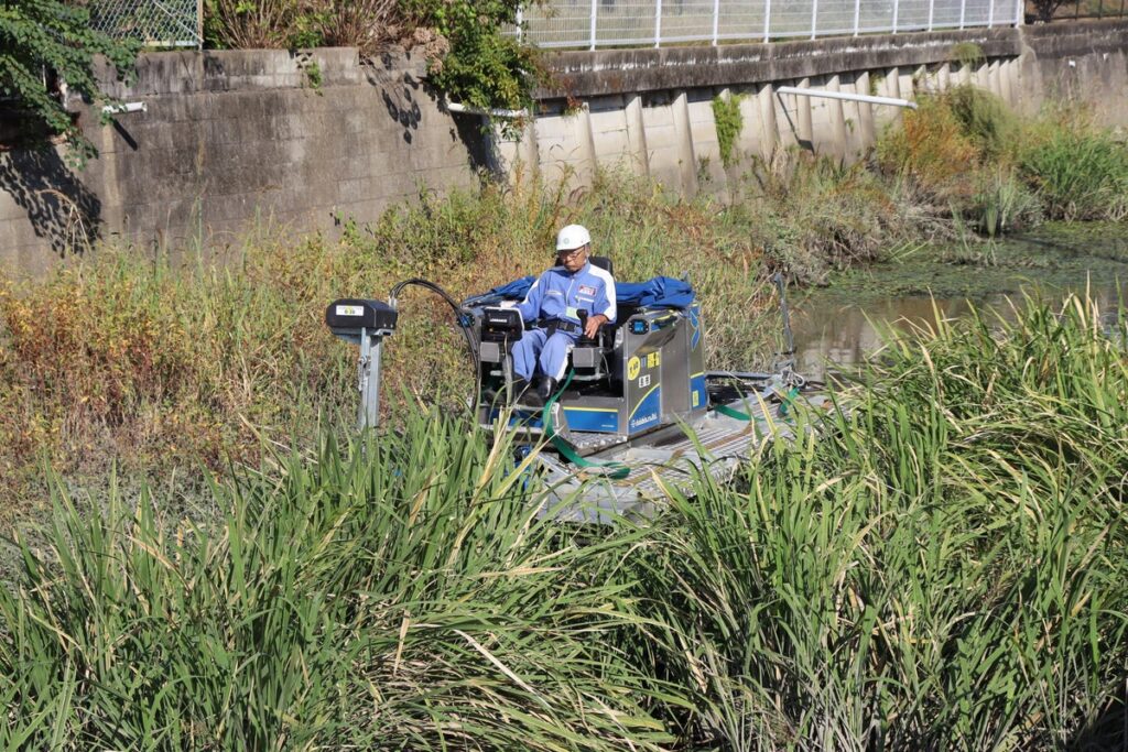 【佐賀市】水陸両用草刈機で河川清掃に挑戦!