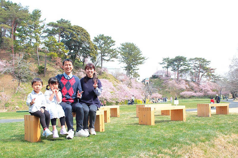 “はままつフラワーパーク”にベンチ6台を寄贈 住宅会社が地域産木材（天竜ヒノキ）の魅力を広める